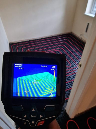 View of a thermal imaging device displaying heating lines on a floor installation.