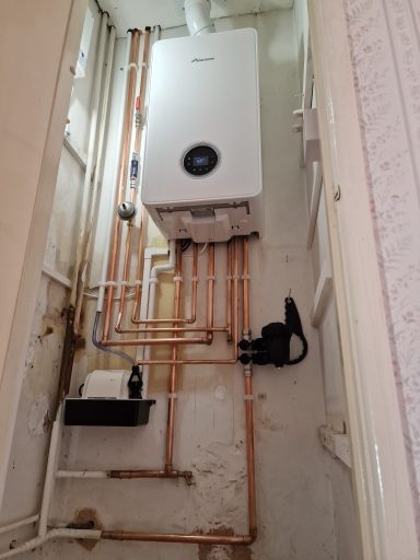 Worcester 4000 combi installed in airing cupboard