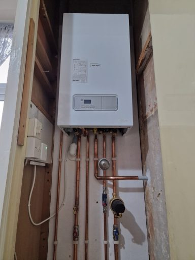 Glow-worm combi boiler installed by Gas Safe engineers, providing efficient heating, reliable hot water and a 10-year warranty.